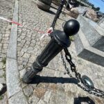 29.08.2022. Kielce. Na zdjęciu: uszkodzone ogrodzenie Pomnika Niepodległości / Fot. Jarosław Kubalski - Radio Kielce