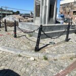 29.08.2022. Kielce. Na zdjęciu: uszkodzone ogrodzenie Pomnika Niepodległości / Fot. Jarosław Kubalski - Radio Kielce