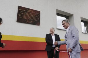 30.08.2022. Kielce. Uroczystości z okazji 15-lecia istnienia Kieleckich Autobusów Spółki Pracowniczej. Odsłonięcie tablicy upamiętniającej podpisanie porozumienia. Na zdjęciu (od lewej): Bogdan Latosiński - przewodniczący Rady Nadzorczej spółki Kieleckie Autobusy i Wojciech Lubawski - były prezydent Kielc / Fot. Jarosław Kubalski - Radio Kielce