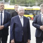 30.08.2022. Kielce. Uroczystości z okazji 15-lecia istnienia Kieleckich Autobusów Spółki Pracowniczej. Na zdjęciu (od lewej): Jarosław Karyś - przewodniczący Rady Miasta Kielce, poseł Krzysztof Lipiec, senator Krzysztof Słoń / Fot. Jarosław Kubalski - Radio Kielce