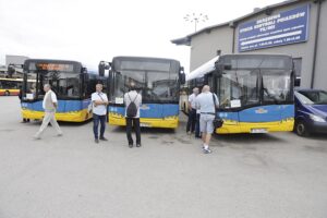 30.08.2022. Kielce. Uroczystości z okazji 15-lecia istnienia Kieleckich Autobusów Spółki Pracowniczej. Symboliczne przekazanie autobusów przybyłym przedstawicielom miast Winnica i Równe / Fot. Jarosław Kubalski - Radio Kielce