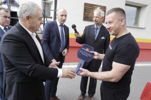 30.08.2022. Kielce. Uroczystości z okazji 15-lecia istnienia Kieleckich Autobusów Spółki Pracowniczej. Symboliczne przekazanie autobusów przybyłym przedstawicielom miast Winnica i Równe / Fot. Jarosław Kubalski - Radio Kielce