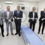 31.08.2022. Kielce. PCUM. Otwarcie nowoczesnej pracowni tomografii komputerowej. Na zdjęciu (od lewej): Cezary Majcher - członek zarządu powiatu, Jarosław Wrzoskiewicz - dyrektor PCUM, Mirosław Gębski - starosta kielecki, Tomasz Pleban - wicestarosta kielecki, Stefan Bąk - członek zarządu powiatu / Fot. Jarosław Kubalski - Radio Kielce