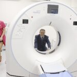 31.08.2022. Kielce. PCUM. Otwarcie nowoczesnej pracowni tomografii komputerowej. Na zdjęciu: Mirosław Gębski - starosta kielecki / Fot. Jarosław Kubalski - Radio Kielce