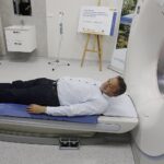 31.08.2022. Kielce. PCUM. Otwarcie nowoczesnej pracowni tomografii komputerowej. Na zdjęciu: Mirosław Gębski - starosta kielecki / Fot. Jarosław Kubalski - Radio Kielce