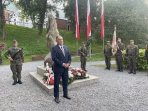 31.08.2022. Sandomierz. 42. rocznica podpisania porozumień sierpniowych. Na zdjęciu poseł Marek Kwitek. / Fot. Grażyna Szlęzak - Radio Kielce.