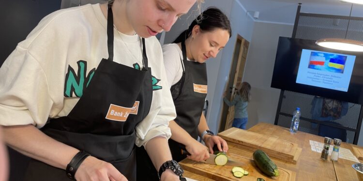 30.08.2022. Kielce. Warsztaty kulinarne dla uchodźców z Ukrainy i kielczan / Fot. Iwona Murawska - Radio Kielce