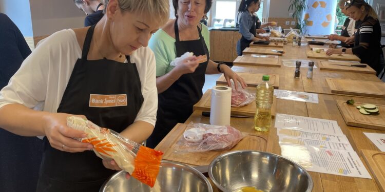 30.08.2022. Kielce. Warsztaty kulinarne dla uchodźców z Ukrainy i kielczan / Fot. Iwona Murawska - Radio Kielce