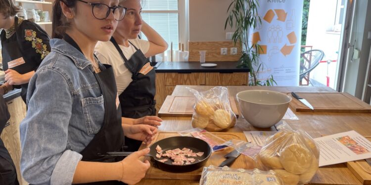 30.08.2022. Kielce. Warsztaty kulinarne dla uchodźców z Ukrainy i kielczan / Fot. Iwona Murawska - Radio Kielce