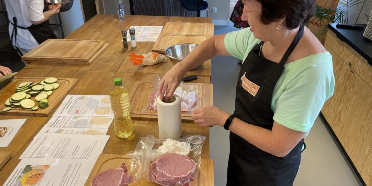 30.08.2022. Kielce. Warsztaty kulinarne dla uchodźców z Ukrainy i kielczan / Fot. Iwona Murawska - Radio Kielce