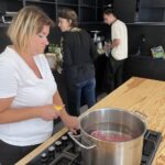 30.08.2022. Kielce. Warsztaty kulinarne dla uchodźców z Ukrainy i kielczan / Fot. Iwona Murawska - Radio Kielce