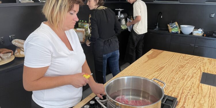 30.08.2022. Kielce. Warsztaty kulinarne dla uchodźców z Ukrainy i kielczan / Fot. Iwona Murawska - Radio Kielce