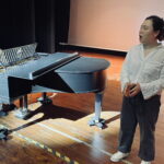 16.08.2022. Busko-Zdrój. Przygotowania do Międzynarodowego Konkursu Wokalnego „Bella Voce”. Przy fortepianie dr Roma Owsińska, śpiewa Yingxi Zhang z Chin. / Fot. Dorota Klusek - Radio Kielce