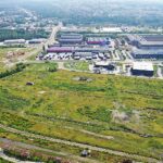 16.08.2022. Kielce. Teren na którym ma powstać fabryka felg Cromodora Wheels / Fot. Jarosław Kubalski – Radio Kielce