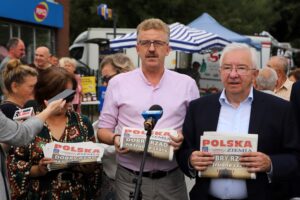 30.08.2022. Końskie. Targowica. Na zdjęciu (z lewej): Grzegorz Piec - starosta konecki i poseł Krzysztof Lipiec / Fot. Adam Kubka