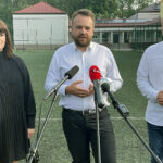 16.08.2022. Starachowice. Na zdjęciu (od lewej): Monika Słowak-Brzezińska - dyrektor Szkoły Podstawowej nr 9, Marek Materek - prezydent Starachowic, Krzysztof Szczygieł - dyrektor MOSiR / Fot. Anna Głąb - Radio Kielce