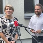 Starachowicka biblioteka w nowym miejscu - Radio Kielce 16.08.2022. Starachowice. Otwarcie filii nr 1 Miejskiej Biblioteki Publicznej w nowej lokalizacji. Na zdjęciu: Jolanta Sopińska - dyrektor MBP i Marek Materek - prezydent Starachowic / Fot. Anna Głąb - Radio Kielce