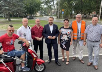 17.08.2022. Starachowice, Oddanie do użytku ul. Konstytucji 3 Maja po remoncie. Na zdjęciu (od lewej): Krzysztof Korpik - Fundacja Nasze Zdrowie, radny Dariusz Grunt, radny Włodzimierz Orkisz, Marek Materek - prezydent Starachowic, radna Lidia Niewczas, Grzegorz Adamus - wykonawca prac, radny Mariusz Zaborski / Fot. Anna Głąb - Radio Kielce