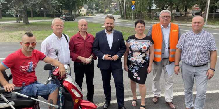 17.08.2022. Starachowice, Oddanie do użytku ul. Konstytucji 3 Maja po remoncie. Na zdjęciu (od lewej): Krzysztof Korpik - Fundacja Nasze Zdrowie, radny Dariusz Grunt, radny Włodzimierz Orkisz, Marek Materek - prezydent Starachowic, radna Lidia Niewczas, Grzegorz Adamus - wykonawca prac, radny Mariusz Zaborski / Fot. Anna Głąb - Radio Kielce