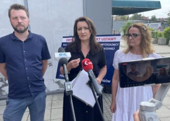 23.08.2022. Starachowice, Konferencja poseł Marzeny Okły-Drewnowicz ws. podwyższenia renty socjalnej. Na zdjęciu (od lewej): Piotr Capała - szef powiatowych struktur PO, poseł Marzena Okła-Drewnowicz, Kinga Sawicka z PO / Anna Głąb - Radio Kielce