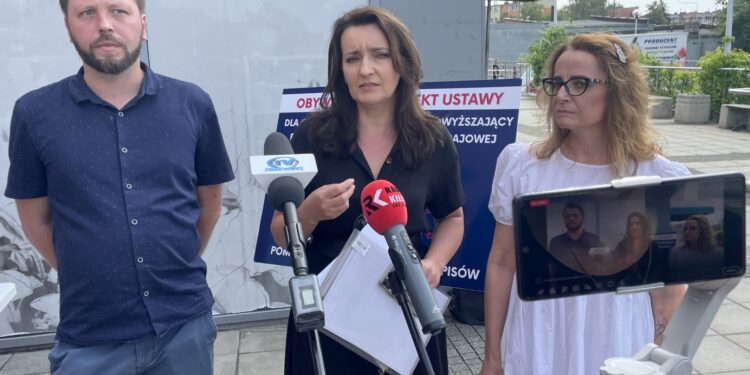 23.08.2022. Starachowice, Konferencja poseł Marzeny Okły-Drewnowicz ws. podwyższenia renty socjalnej. Na zdjęciu (od lewej): Piotr Capała - szef powiatowych struktur PO, poseł Marzena Okła-Drewnowicz, Kinga Sawicka z PO / Anna Głąb - Radio Kielce