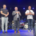 27.08.2022. Starachowice. X Blues pod Piecem. Na zdjęciu (od lewej): prezes Radia Kielce Janusz Knap, poseł Krzysztof Lipiec, starosta starachowicki Piotr Ambroszczyk / Fot. Anna Głąb – Radio Kielce