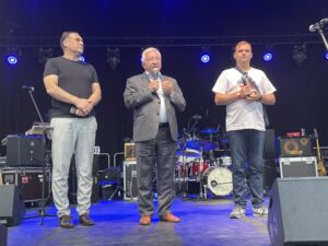 27.08.2022. Starachowice. X Blues pod Piecem. Na zdjęciu (od lewej): prezes Radia Kielce Janusz Knap, poseł Krzysztof Lipiec, starosta starachowicki Piotr Ambroszczyk / Fot. Anna Głąb – Radio Kielce