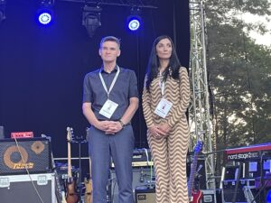 27.08.2022. Starachowice. X Blues pod Piecem. Na zdjęciu (od lewej): dyrektor MPiT Paweł Kołodziejski, wicedyrektor MPiT Wioletta Sobieraj / Fot. Anna Głąb – Radio Kielce