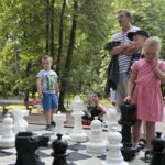 03.08.2022. Kielce. Park Miejski. Wakacyjna Szkoła Szachowa Radia Kielce / Fot. Wiktor Taszłow - Radio Kielce