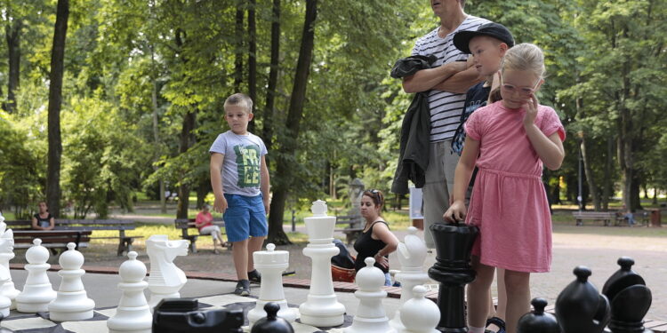 03.08.2022. Kielce. Park Miejski. Wakacyjna Szkoła Szachowa Radia Kielce / Fot. Wiktor Taszłow - Radio Kielce