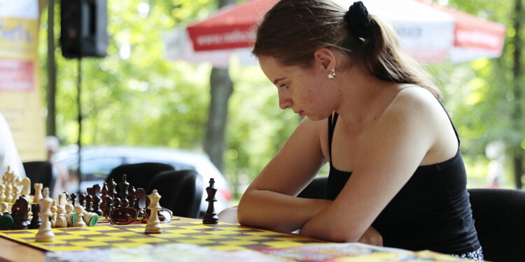 03.08.2022. Kielce. Park Miejski. Wakacyjna Szkoła Szachowa Radia Kielce / Fot. Wiktor Taszłow - Radio Kielce