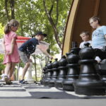 03.08.2022. Kielce. Park Miejski. Wakacyjna Szkoła Szachowa Radia Kielce / Fot. Wiktor Taszłow - Radio Kielce
