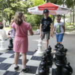 03.08.2022. Kielce. Park Miejski. Wakacyjna Szkoła Szachowa Radia Kielce / Fot. Wiktor Taszłow - Radio Kielce