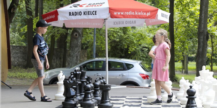 03.08.2022. Kielce. Park Miejski. Wakacyjna Szkoła Szachowa Radia Kielce / Fot. Wiktor Taszłow - Radio Kielce