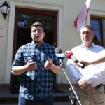 05.08.2022. Kielce. Konferencja przed Domem Środowisk Twórczych. Na zdjęciu (od lewej): radny Marcin Stępniewski, Jarosław Karyś - przewodniczący Rady Miasta Kielce / Fot. Wiktor Taszłow - Radio Kielce