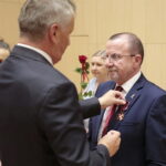 05.08.2022. Kielce. Wręczenie odznaczeń państwowych. Na zdjęciu (od lewej): Zbigniew Koniusz - wojewoda świętokrzyski, Marek Bogusławski - wicemarszałek województwa świętokrzyskiego