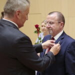 05.08.2022. Kielce. Wręczenie odznaczeń państwowych. Na zdjęciu (od lewej): Zbigniew Koniusz - wojewoda świętokrzyski, Marek Bogusławski - wicemarszałek województwa świętokrzyskiego