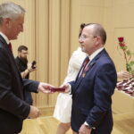 05.08.2022. Kielce. Wręczenie odznaczeń państwowych. Na zdjęciu (od lewej): Zbigniew Koniusz - wojewoda świętokrzyski, Marek Bogusławski - wicemarszałek województwa świętokrzyskiego