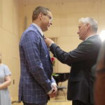 05.08.2022. Kielce. Wręczenie odznaczeń państwowych. Na zdjęciu (od lewej): Zbigniew Koniusz - wojewoda świętokrzyski, Jacek Lech