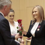 05.08.2022. Kielce. Wręczenie odznaczeń państwowych. Na zdjęciu (od lewej): Zbigniew Koniusz - wojewoda świętokrzyski, Ewa Kopolovets - dyrektor wydziału polityki społecznej i zdrowia w urzędzie wojewódzkim