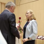 05.08.2022. Kielce. Wręczenie odznaczeń państwowych. Na zdjęciu (od lewej): Zbigniew Koniusz - wojewoda świętokrzyski, Bogumiła Niziołek - dyrektor departamentu zdrowia w Urzędzie Marszałkowskim Województwa Świętokrzyskiego