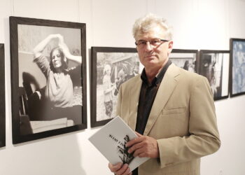 08.08.2022. Kielce. Wystawa fotografii Stanisława Kulawiaka „Portfolio. Fotografie z lat 1974-2021”. Na zdjęciu: Stanisław Kulawiak / Fot. Wiktor Taszłow - Radio Kielce