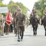 08.08.2022. Wodzisław. Marsz Szlakiem I Kompanii Kadrowej. Na zdjęciu (w środku): Dionizy Krawczyński - komendant Marszy Szlakiem I Kompanii Kadrowej / Fot. Wiktor Taszłow - Radio Kielce