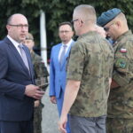 08.08.2022. Wodzisław. Marsz Szlakiem I Kompanii Kadrowej. Na zdjęciu (po lewej): Dominik Łukasik - burmistrz Wodzisławia / Fot. Wiktor Taszłow - Radio Kielce