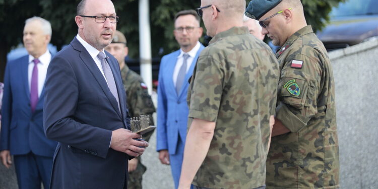 08.08.2022. Wodzisław. Marsz Szlakiem I Kompanii Kadrowej. Na zdjęciu (po lewej): Dominik Łukasik - burmistrz Wodzisławia / Fot. Wiktor Taszłow - Radio Kielce