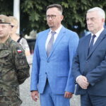 08.08.2022. Wodzisław. Marsz Szlakiem I Kompanii Kadrowej. Na zdjęciu (od lewej): płk Piotr Hałys - dowódca 10. Świętokrzyskiej Brygady Obrony Terytorialnej, Paweł Faryna - starosta jędrzejowski i Andrzej Bętkowski - marszałek województwa świętokrzyskiego / Fot. Wiktor Taszłow - Radio Kielce