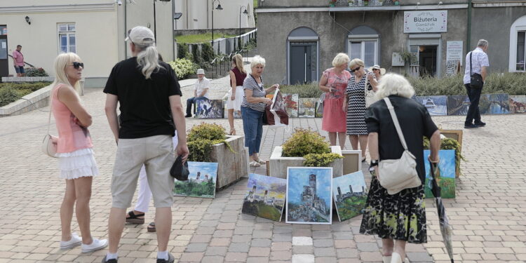 09.08.2022. Chęciny. Happening towarzyszący plenerowi Towarzystwa Sztuk Pięknych / Fot. Wiktor Taszłow - Radio Kielce