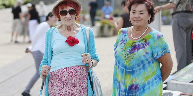 09.08.2022. Chęciny. Happening towarzyszący plenerowi Towarzystwa Sztuk Pięknych. Na zdjęciu (od lewej): Zyta Trych - prezes Towarzystwa Sztuk Pięknych i Marianna Salus - wiceprezes Towarzystwa Sztuk Pięknych / Fot. Wiktor Taszłow - Radio Kielce