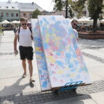 19.08.2022. Kielce. Przekazują tryptyk wykonany przez dzieci na licytację w ramach obchodów Dnia Niepodległości Ukrainy / Fot. Wiktor Taszłow - Radio Kielce