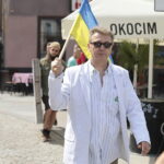 19.08.2022. Kielce. Przekazanie tryptyku wykonanego przez dzieci na licytację w ramach obchodów Dnia Niepodległości Ukrainy. Na zdjęciu: Piotr Bogusław Jędrzejczak - dyrektor Teatru Lalki i Aktora „Kubuś” w Kielcach / Fot. Wiktor Taszłow - Radio Kielce